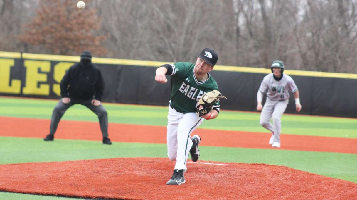 Baseball splits doubleheader with Owls Saturday afternoon