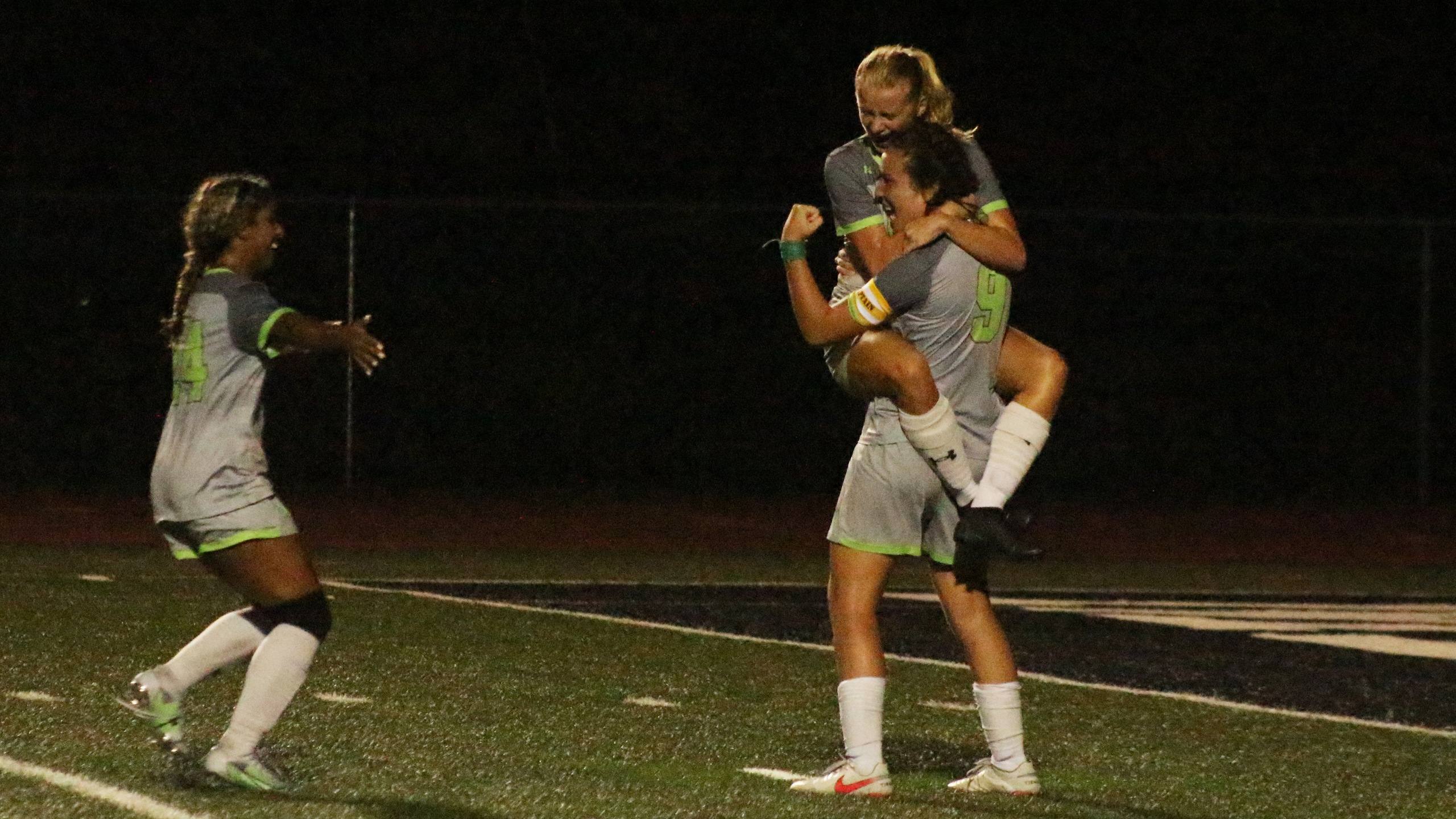Last second goal propels Eagles to thrilling victory over No. 12 Cougars